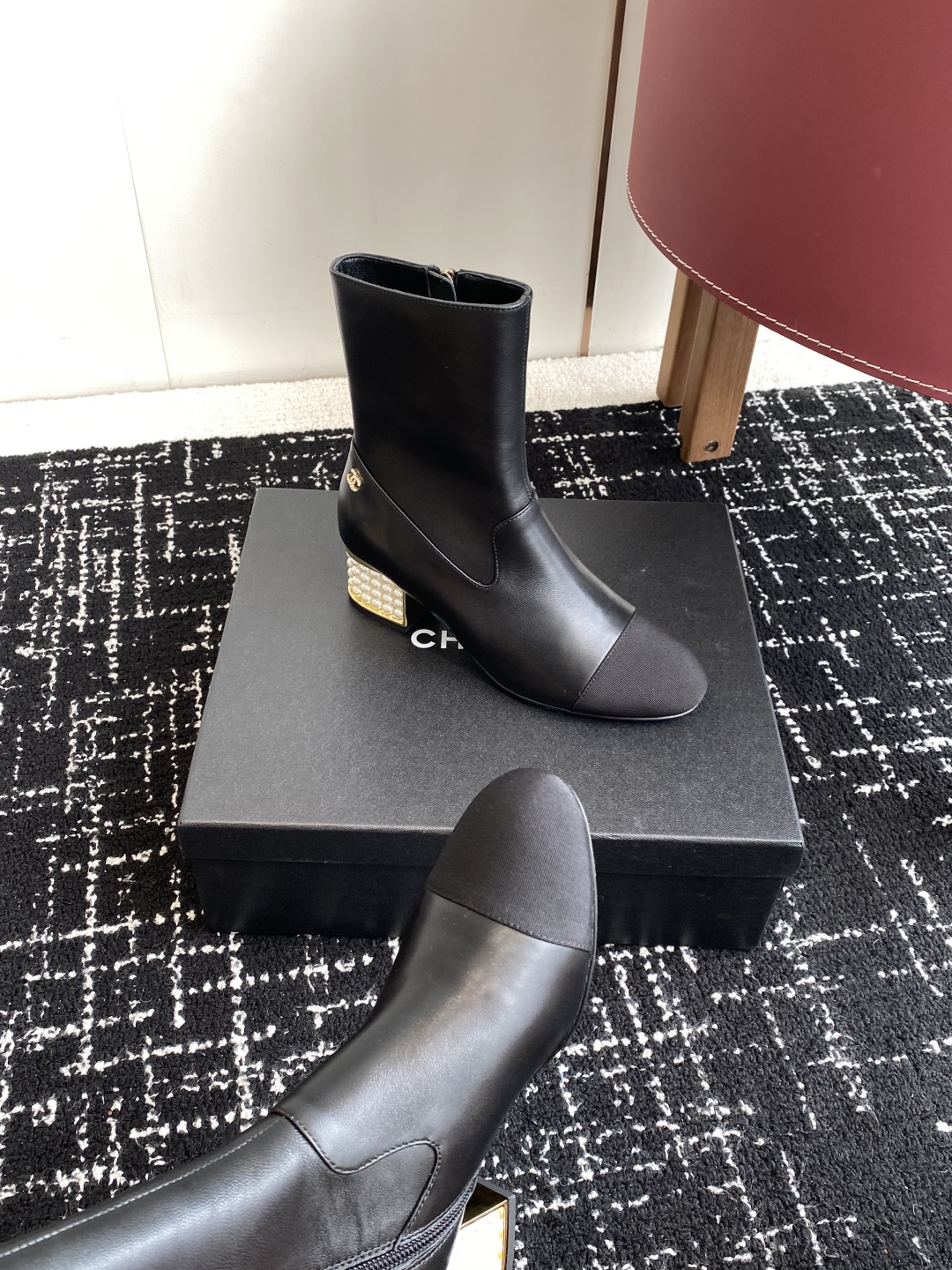 代购级
Chanel 香奈儿 25ss 秋冬新品 圆头钻跟 短靴

适合一切脚型，显瘦百搭～经典版型搭配