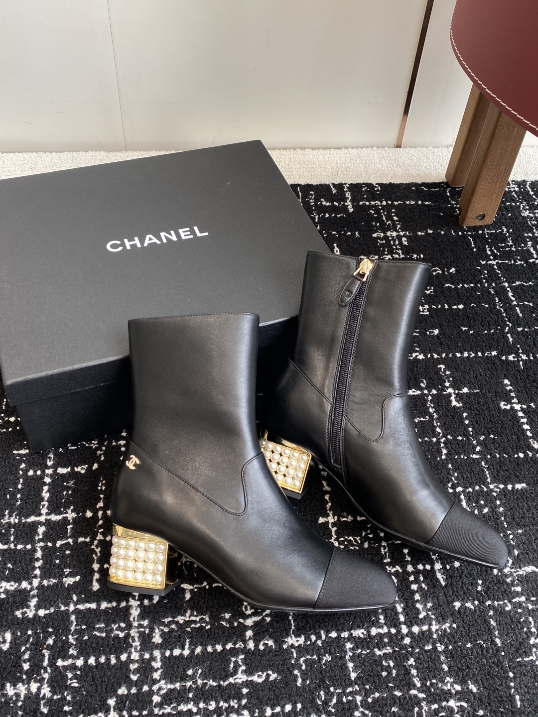 代购级
Chanel 香奈儿 25ss 秋冬新品 圆头钻跟 短靴

适合一切脚型，显瘦百搭～经典版型搭配