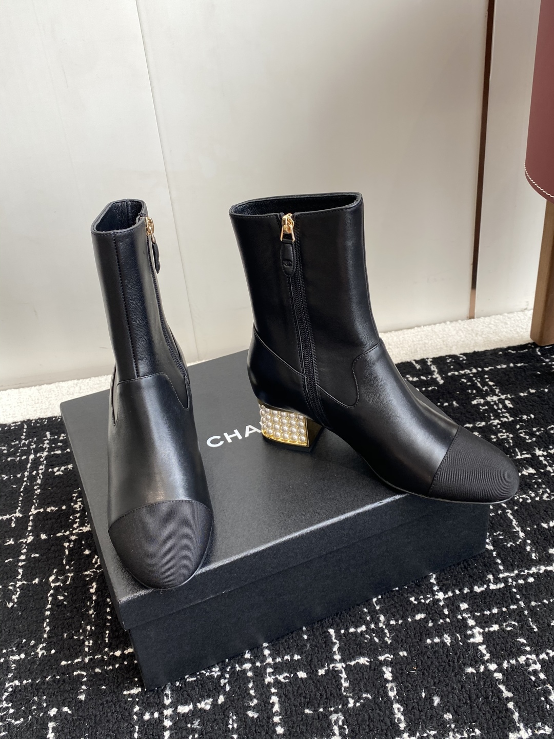 代购级
Chanel 香奈儿 25ss 秋冬新品 圆头钻跟 短靴

适合一切脚型，显瘦百搭～经典版型搭配