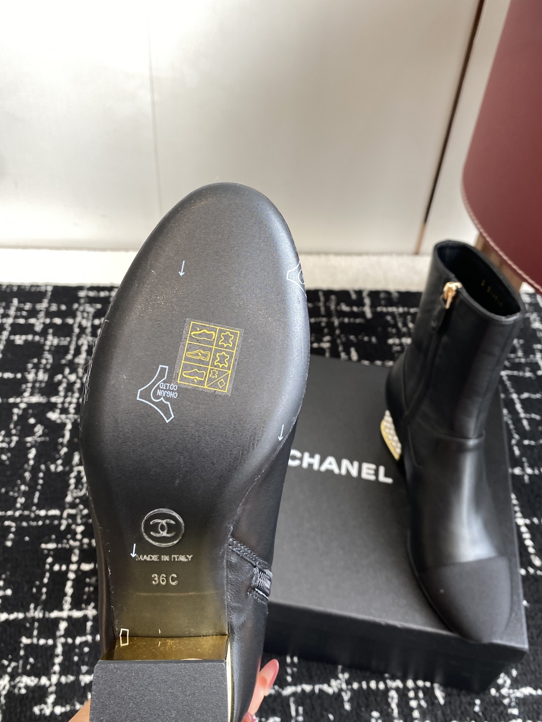 代购级
Chanel 香奈儿 25ss 秋冬新品 圆头钻跟 短靴

适合一切脚型，显瘦百搭～经典版型搭配