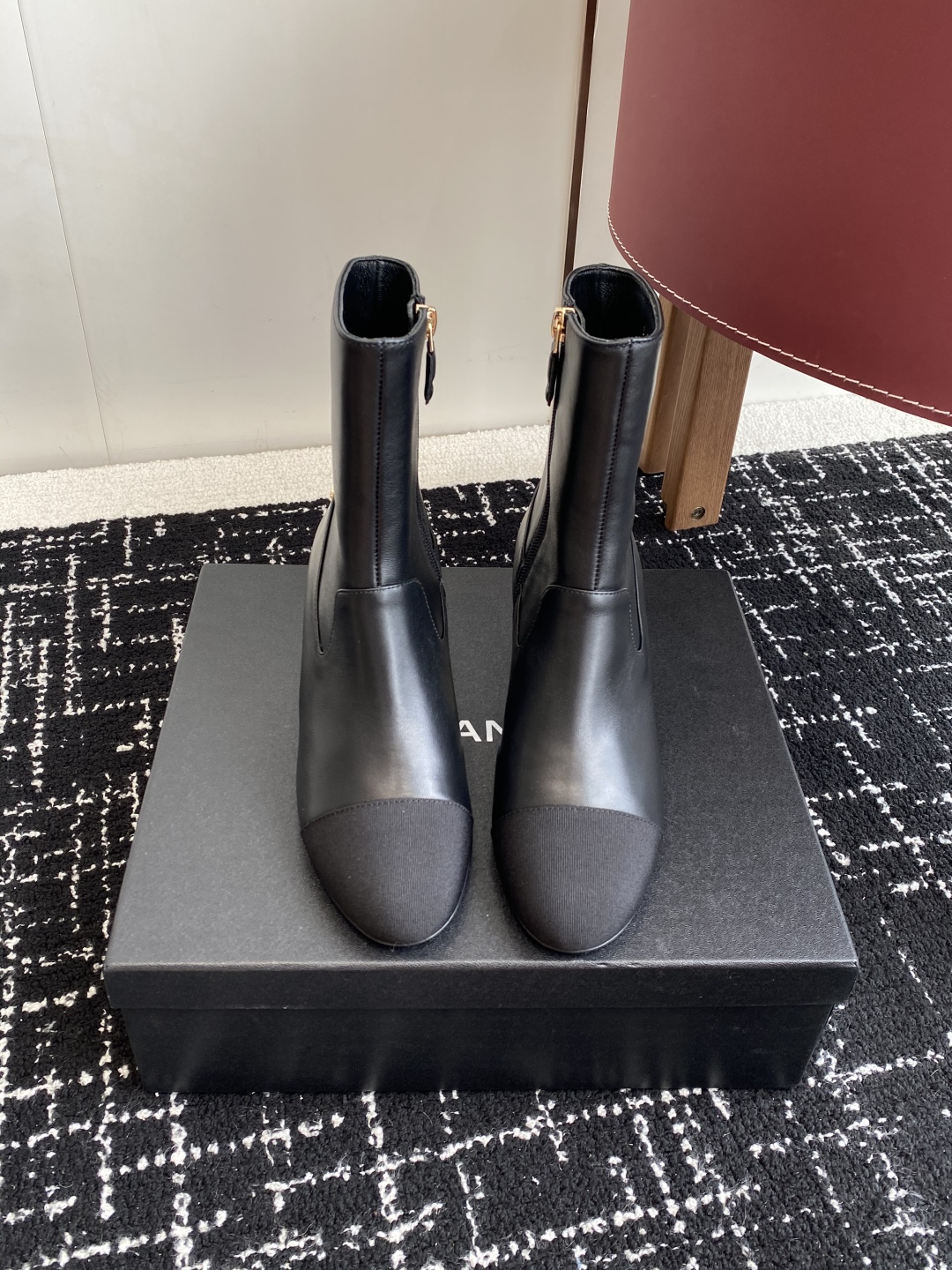 代购级
Chanel 香奈儿 25ss 秋冬新品 圆头钻跟 短靴

适合一切脚型，显瘦百搭～经典版型搭配
