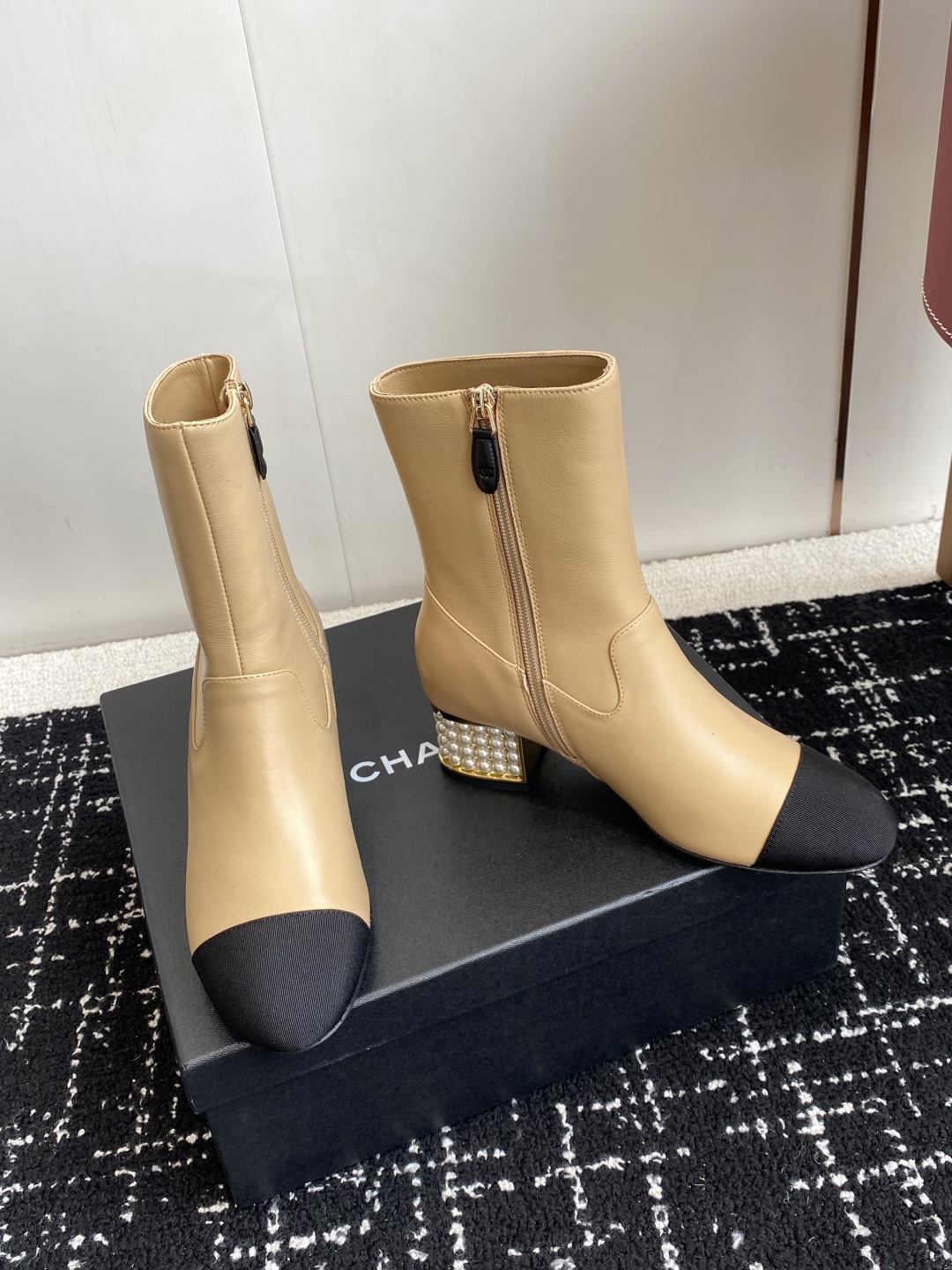 代购级
Chanel 香奈儿 25ss 秋冬新品 圆头钻跟 短靴

适合一切脚型，显瘦百搭～经典版型搭配