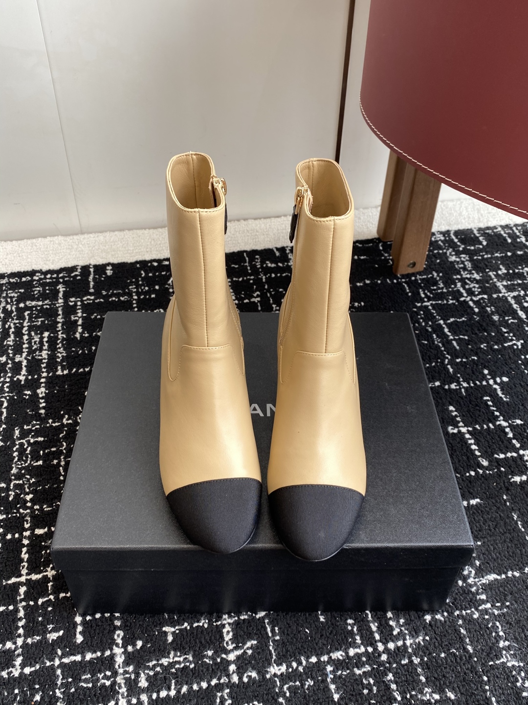 代购级
Chanel 香奈儿 25ss 秋冬新品 圆头钻跟 短靴

适合一切脚型，显瘦百搭～经典版型搭配
