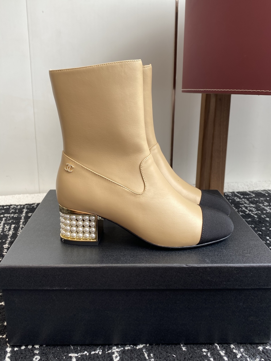 代购级
Chanel 香奈儿 25ss 秋冬新品 圆头钻跟 短靴

适合一切脚型，显瘦百搭～经典版型搭配