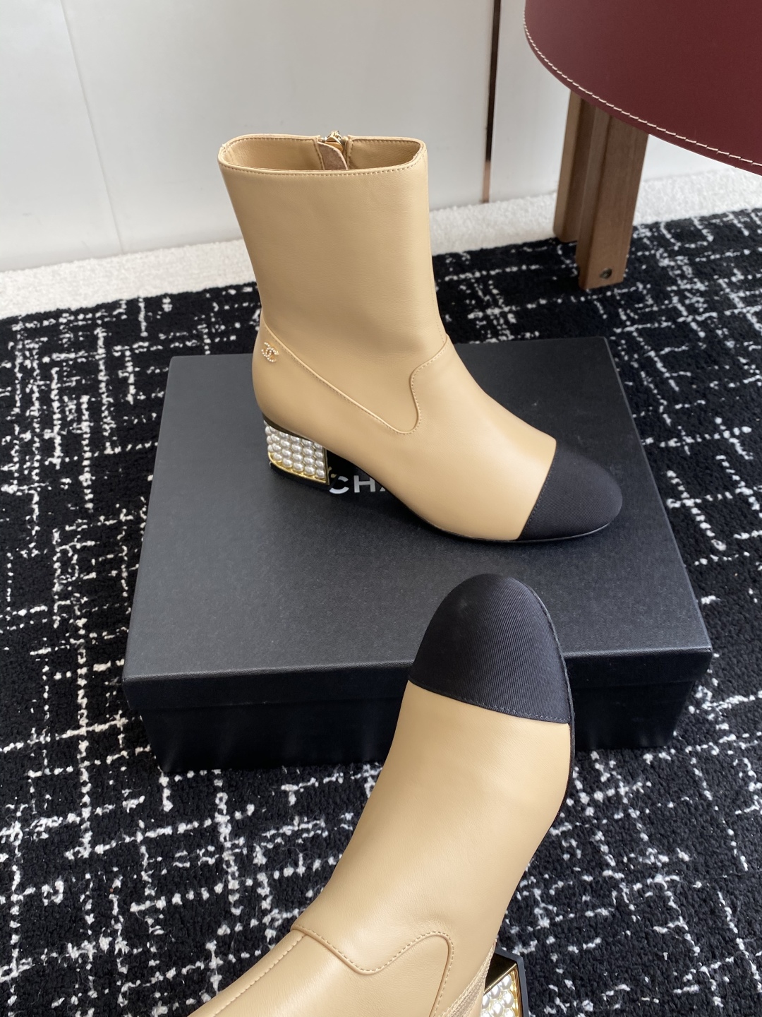 代购级
Chanel 香奈儿 25ss 秋冬新品 圆头钻跟 短靴

适合一切脚型，显瘦百搭～经典版型搭配