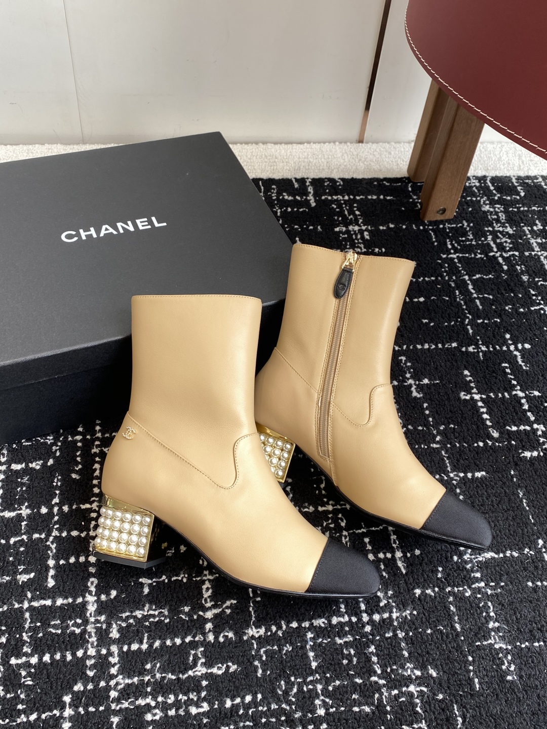 代购级
Chanel 香奈儿 25ss 秋冬新品 圆头钻跟 短靴

适合一切脚型，显瘦百搭～经典版型搭配