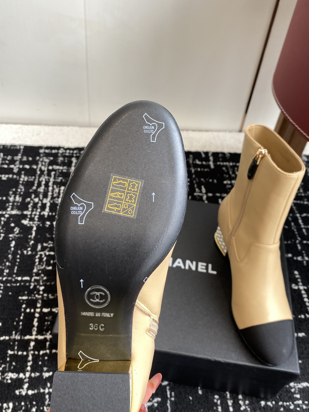 代购级
Chanel 香奈儿 25ss 秋冬新品 圆头钻跟 短靴

适合一切脚型，显瘦百搭～经典版型搭配
