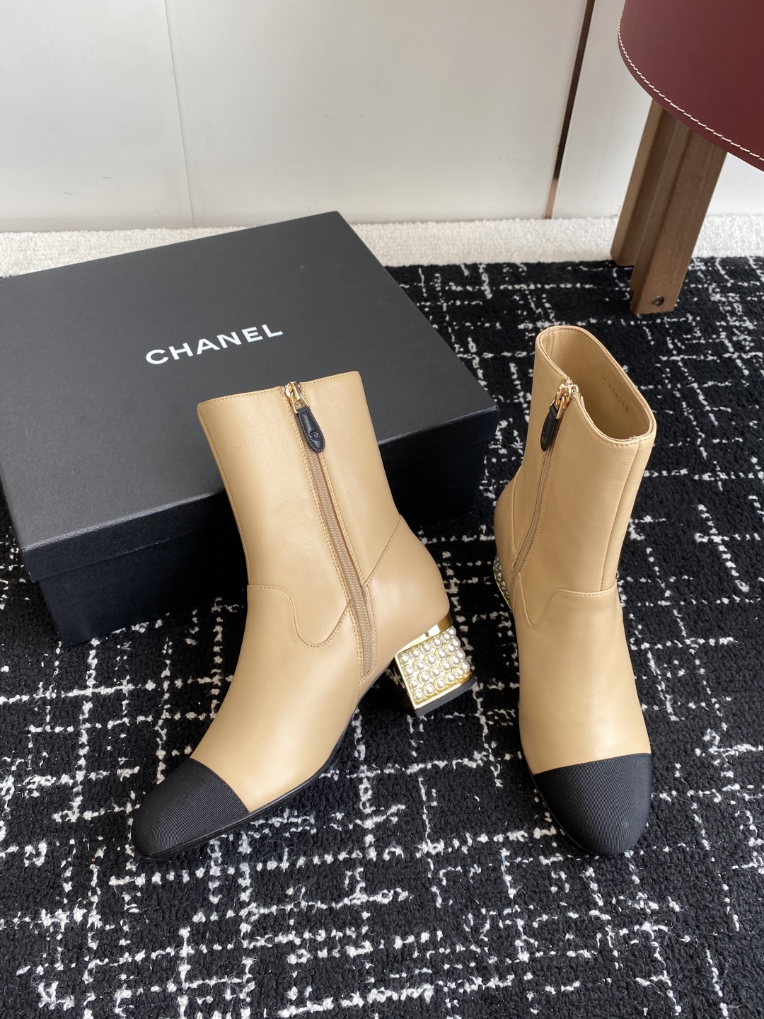 代购级
Chanel 香奈儿 25ss 秋冬新品 圆头钻跟 短靴

适合一切脚型，显瘦百搭～经典版型搭配