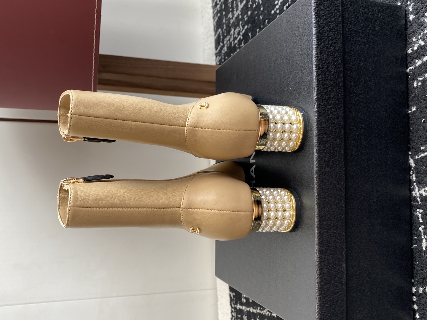 代购级
Chanel 香奈儿 25ss 秋冬新品 圆头钻跟 短靴

适合一切脚型，显瘦百搭～经典版型搭配