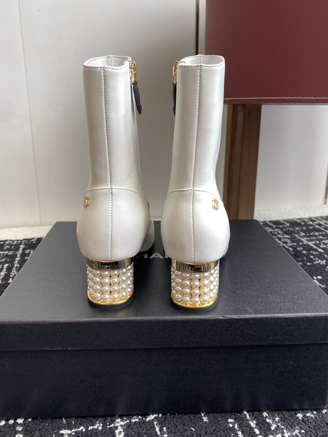 代购级
Chanel 香奈儿 25ss 秋冬新品 圆头钻跟 短靴

适合一切脚型，显瘦百搭～经典版型搭配
