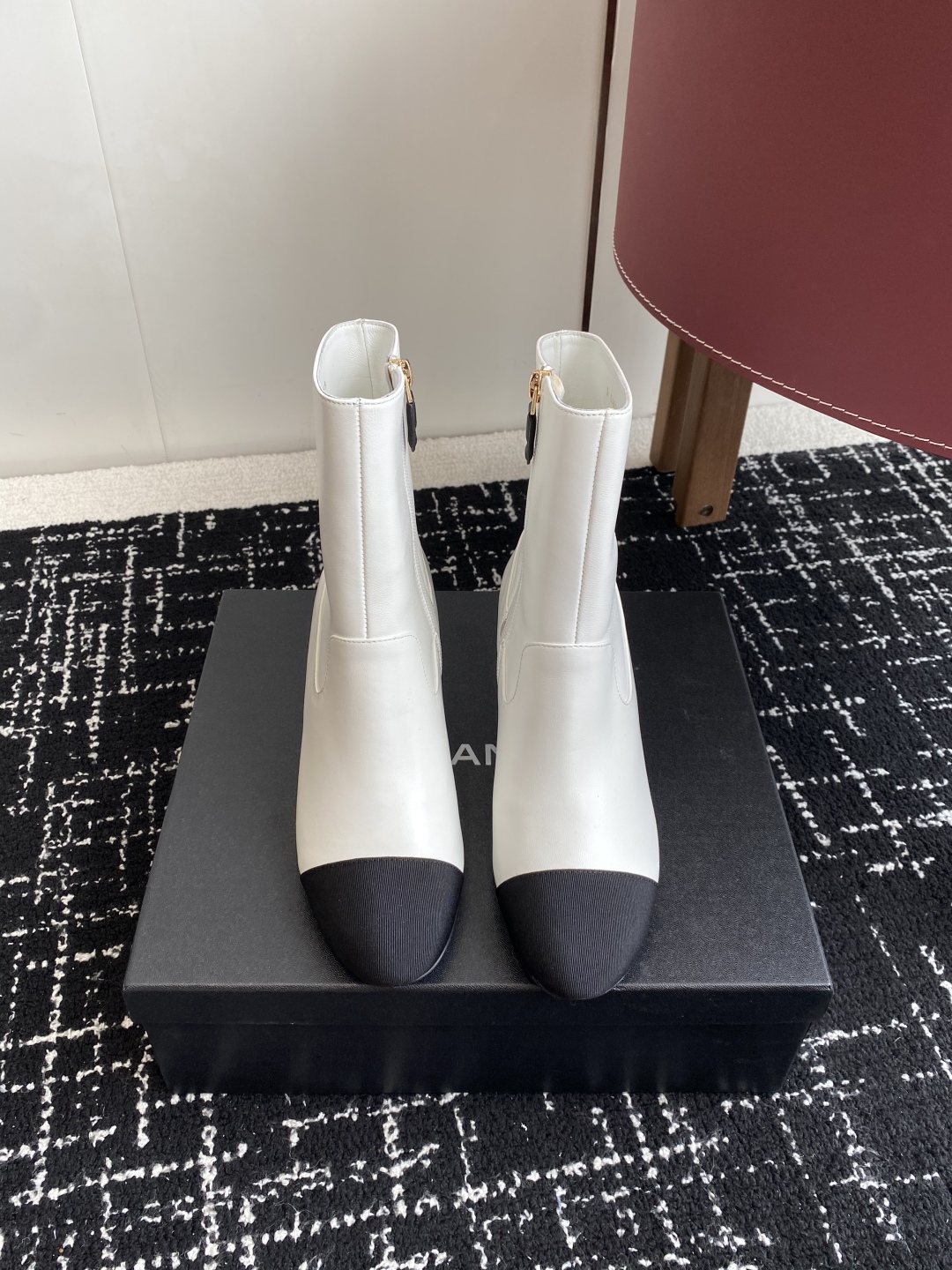 代购级
Chanel 香奈儿 25ss 秋冬新品 圆头钻跟 短靴

适合一切脚型，显瘦百搭～经典版型搭配