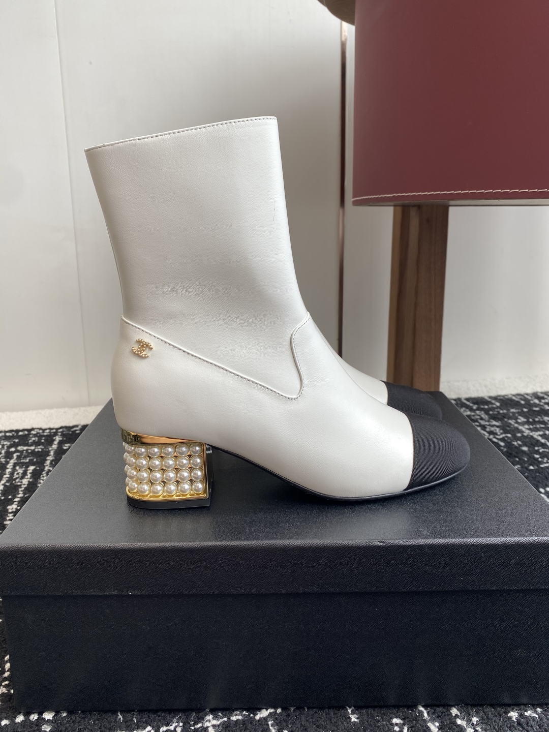 代购级
Chanel 香奈儿 25ss 秋冬新品 圆头钻跟 短靴

适合一切脚型，显瘦百搭～经典版型搭配
