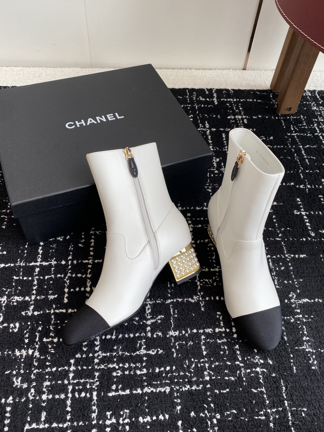 代购级
Chanel 香奈儿 25ss 秋冬新品 圆头钻跟 短靴

适合一切脚型，显瘦百搭～经典版型搭配