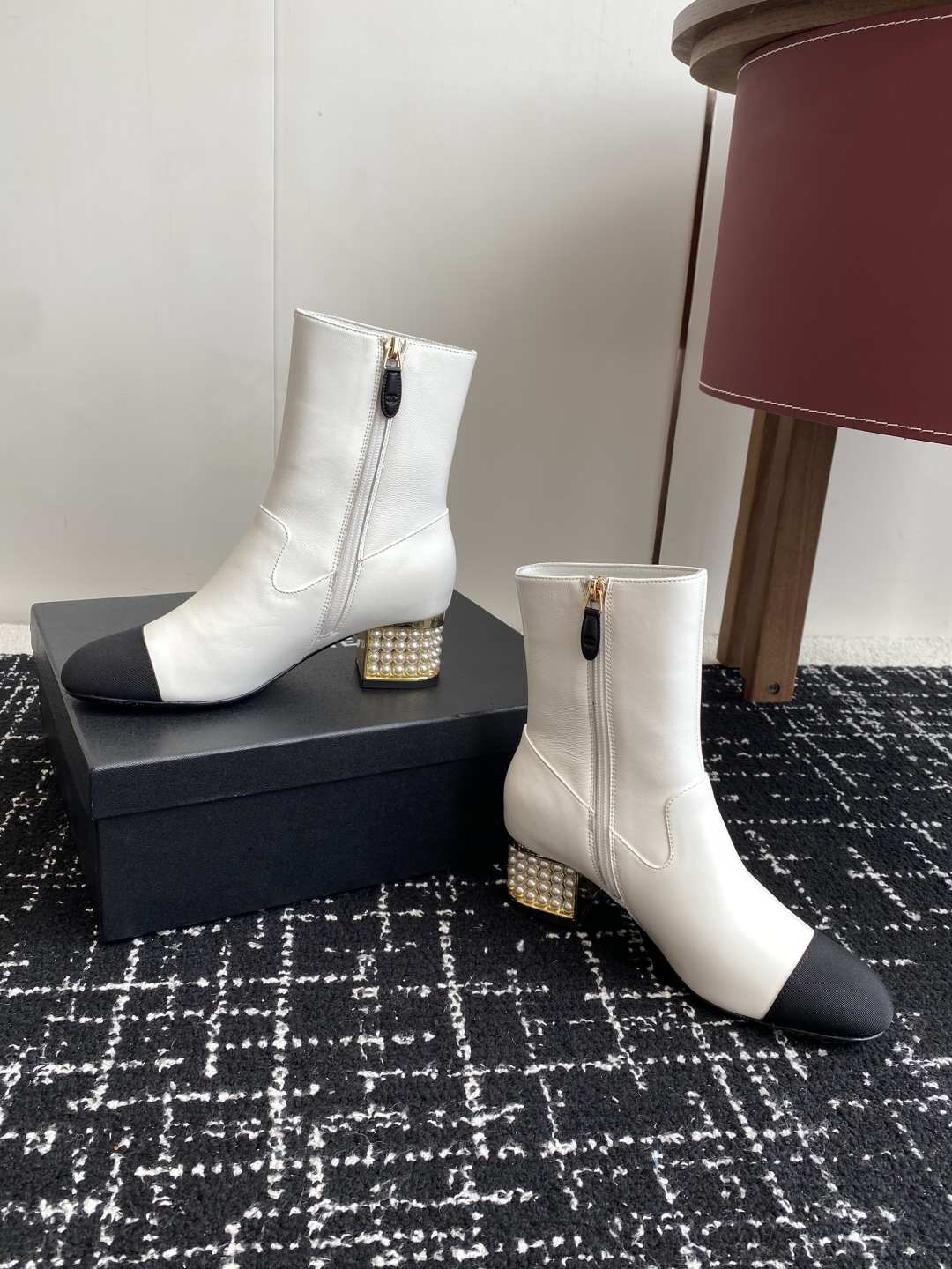 代购级
Chanel 香奈儿 25ss 秋冬新品 圆头钻跟 短靴

适合一切脚型，显瘦百搭～经典版型搭配