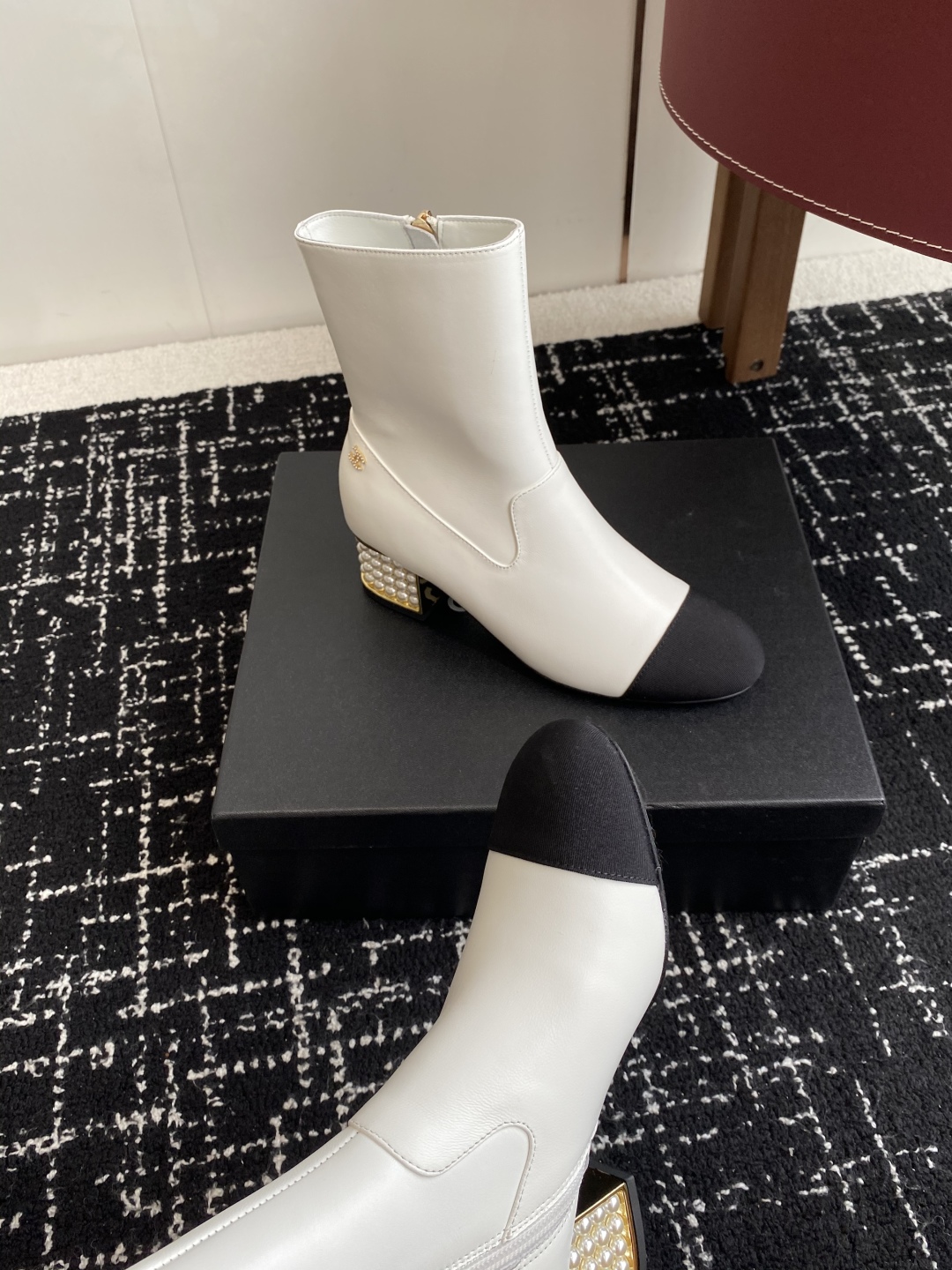 代购级
Chanel 香奈儿 25ss 秋冬新品 圆头钻跟 短靴

适合一切脚型，显瘦百搭～经典版型搭配