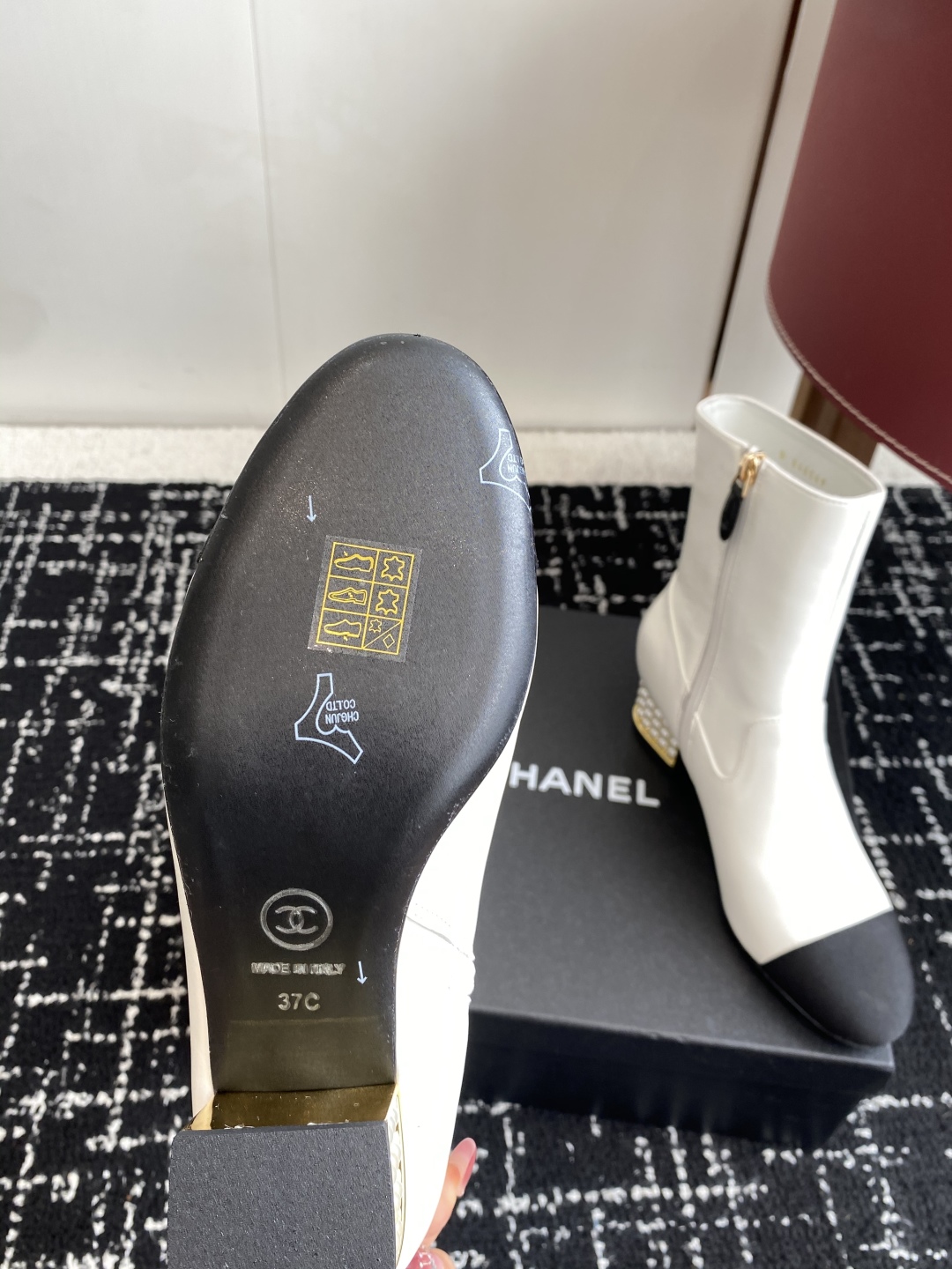 代购级
Chanel 香奈儿 25ss 秋冬新品 圆头钻跟 短靴

适合一切脚型，显瘦百搭～经典版型搭配
