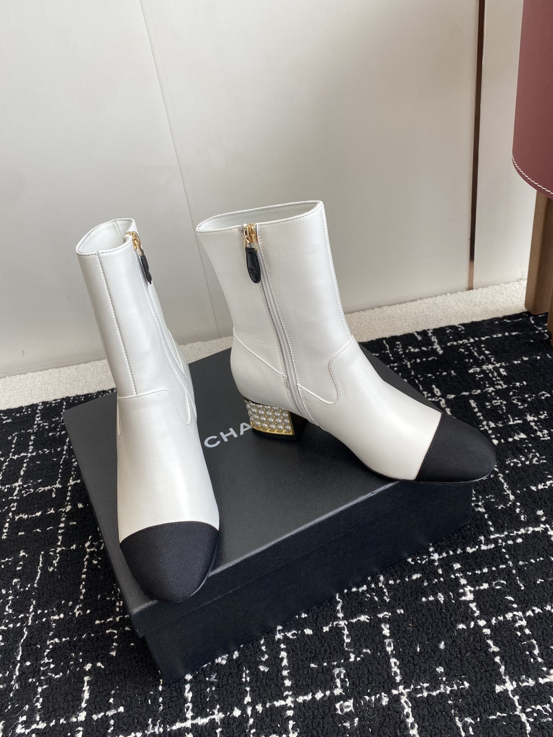 代购级
Chanel 香奈儿 25ss 秋冬新品 圆头钻跟 短靴

适合一切脚型，显瘦百搭～经典版型搭配