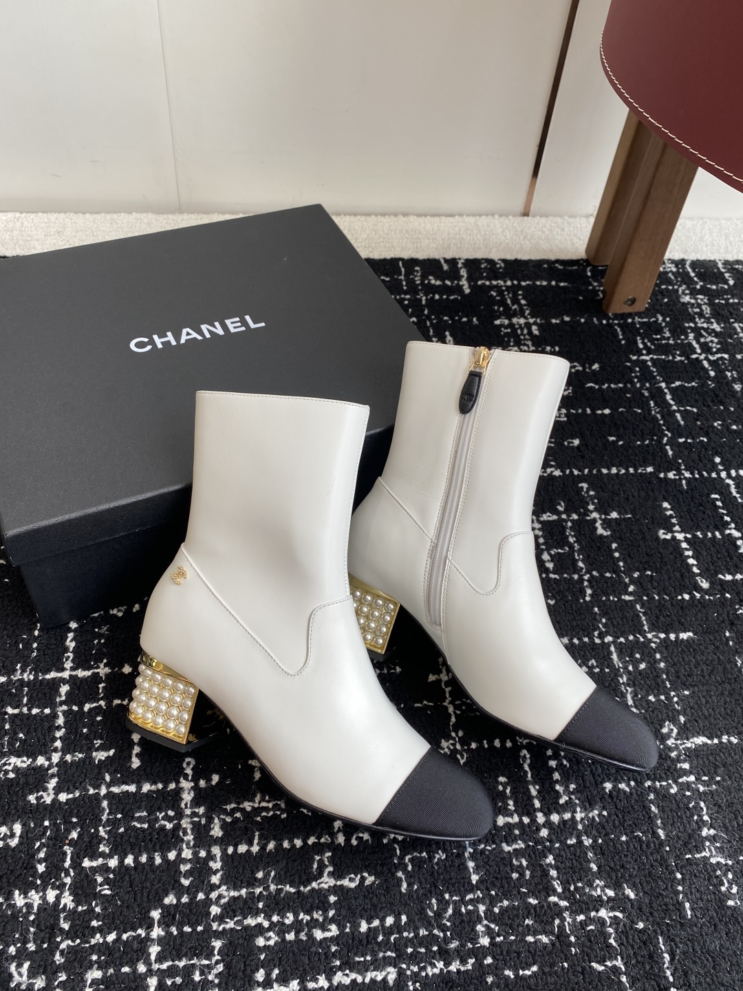 代购级
Chanel 香奈儿 25ss 秋冬新品 圆头钻跟 短靴

适合一切脚型，显瘦百搭～经典版型搭配