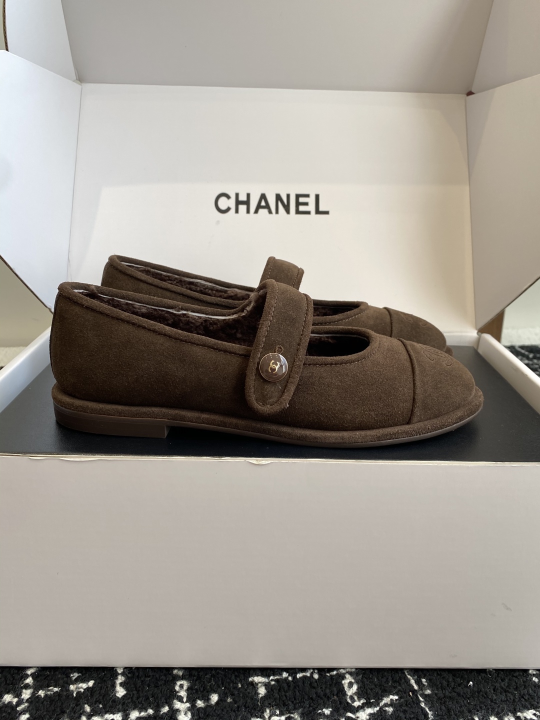 代购级（⚠️官网同步✈️盒包装）
CHANEL 香奈儿 25ss 秋冬新款羊毛 玛丽珍 

第一眼看上就