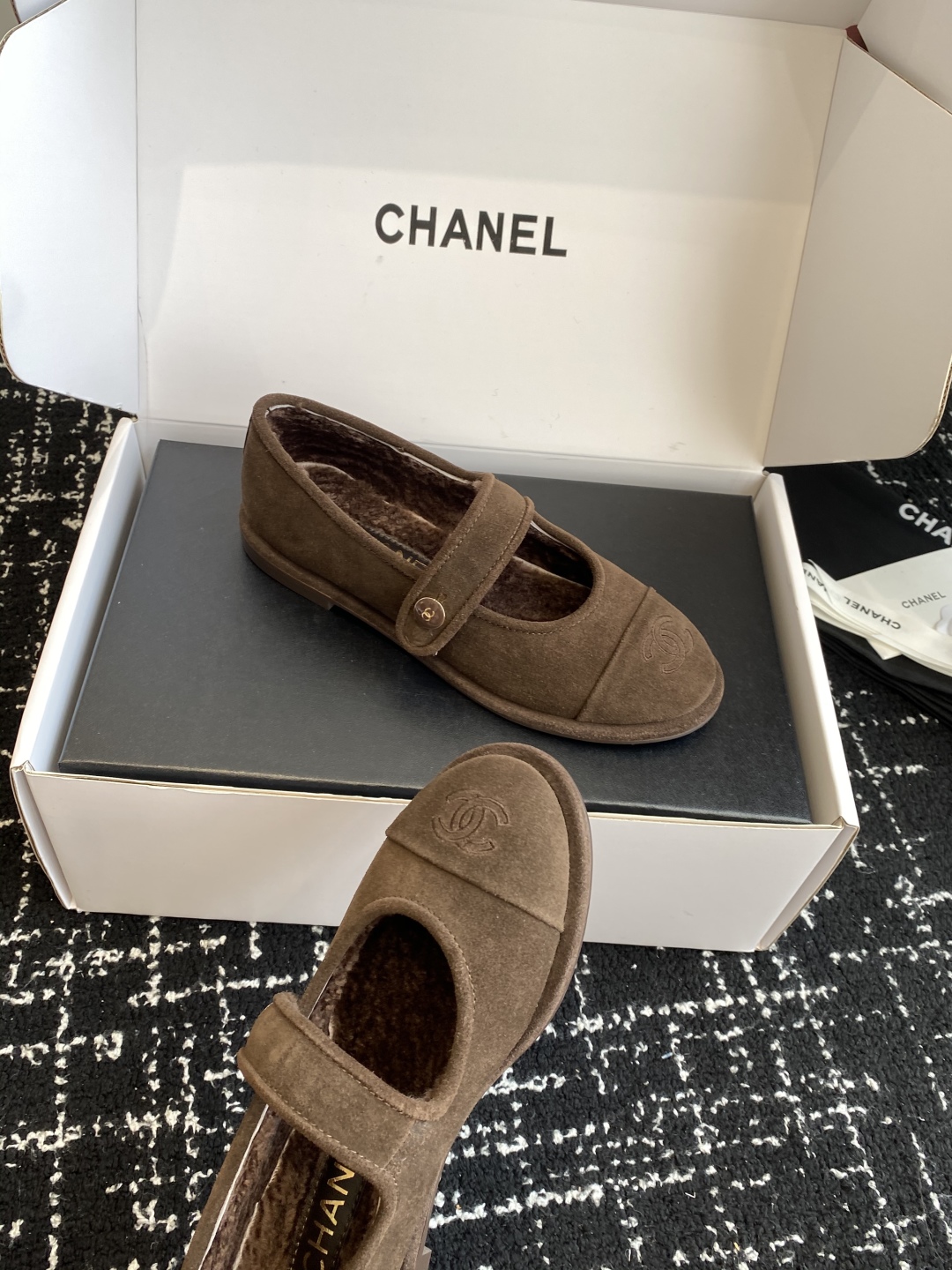 代购级（⚠️官网同步✈️盒包装）
CHANEL 香奈儿 25ss 秋冬新款羊毛 玛丽珍 

第一眼看上就