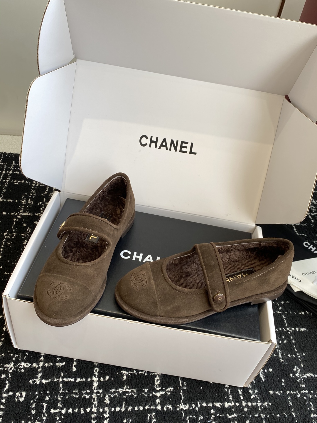 代购级（⚠️官网同步✈️盒包装）
CHANEL 香奈儿 25ss 秋冬新款羊毛 玛丽珍 

第一眼看上就