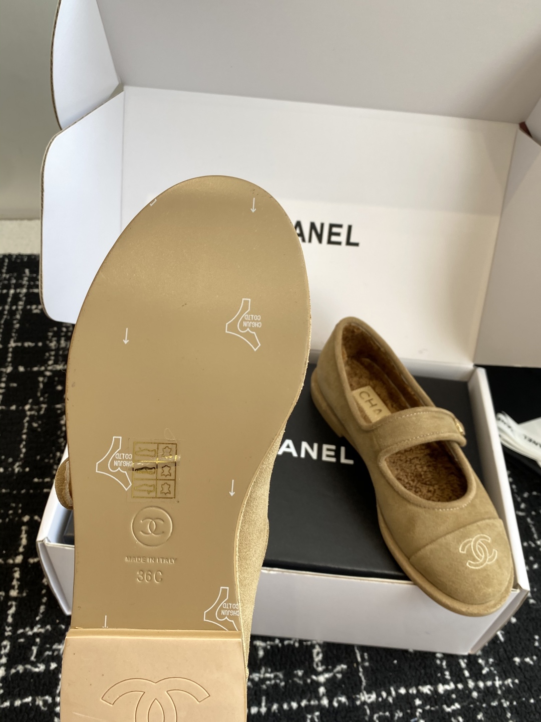 代购级（⚠️官网同步✈️盒包装）
CHANEL 香奈儿 25ss 秋冬新款羊毛 玛丽珍 

第一眼看上就