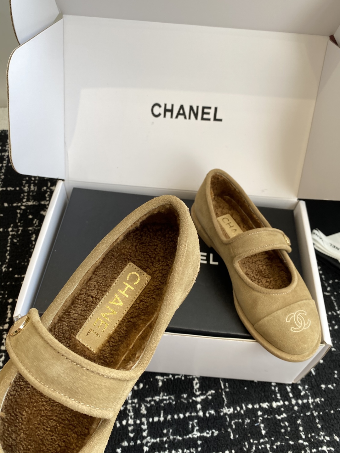 代购级（⚠️官网同步✈️盒包装）
CHANEL 香奈儿 25ss 秋冬新款羊毛 玛丽珍 

第一眼看上就