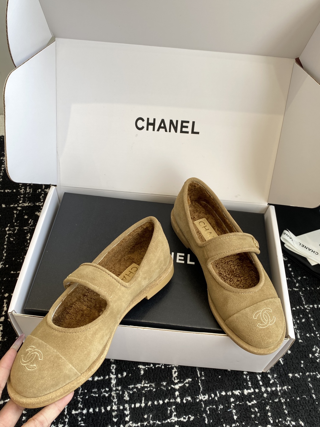 代购级（⚠️官网同步✈️盒包装）
CHANEL 香奈儿 25ss 秋冬新款羊毛 玛丽珍 

第一眼看上就