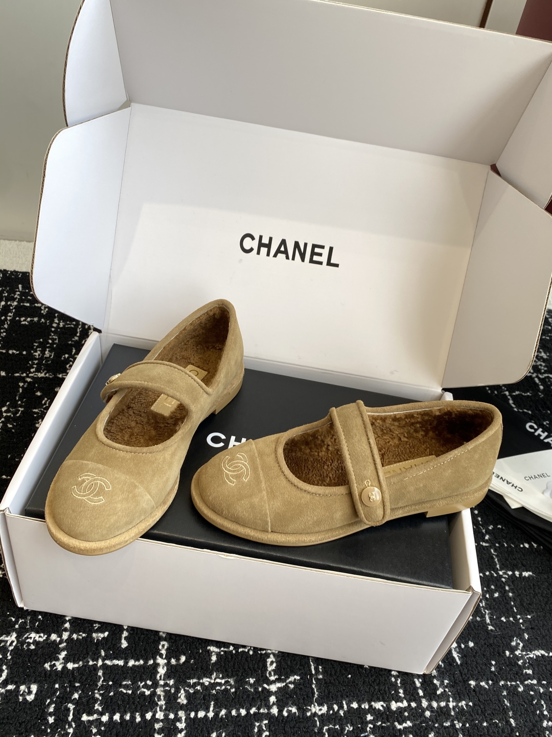 代购级（⚠️官网同步✈️盒包装）
CHANEL 香奈儿 25ss 秋冬新款羊毛 玛丽珍 

第一眼看上就