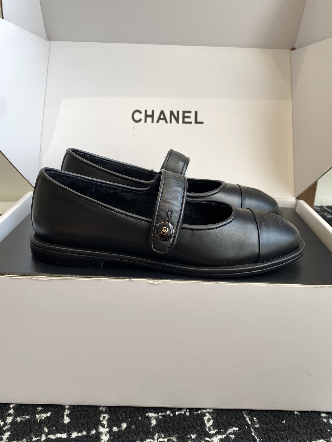 代购级（⚠️官网同步✈️盒包装）
CHANEL 香奈儿 25ss 秋冬新款羊毛 玛丽珍 

第一眼看上就