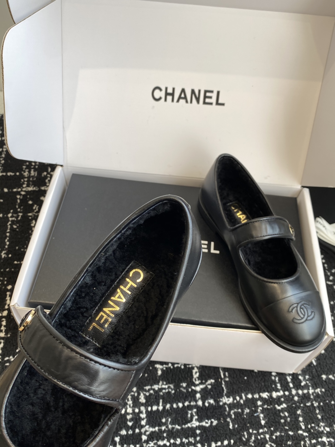 代购级（⚠️官网同步✈️盒包装）
CHANEL 香奈儿 25ss 秋冬新款羊毛 玛丽珍 

第一眼看上就