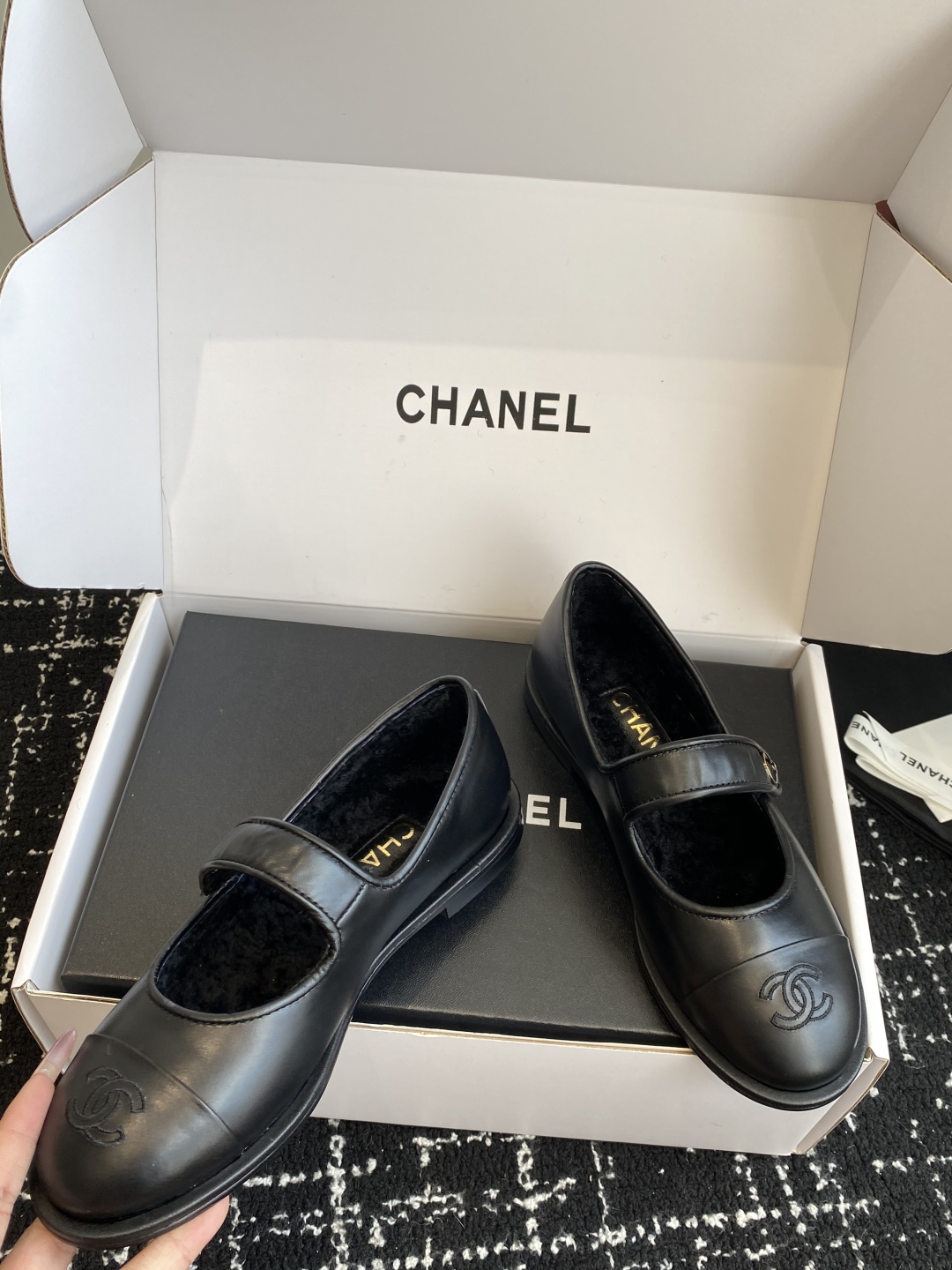 代购级（⚠️官网同步✈️盒包装）
CHANEL 香奈儿 25ss 秋冬新款羊毛 玛丽珍 

第一眼看上就