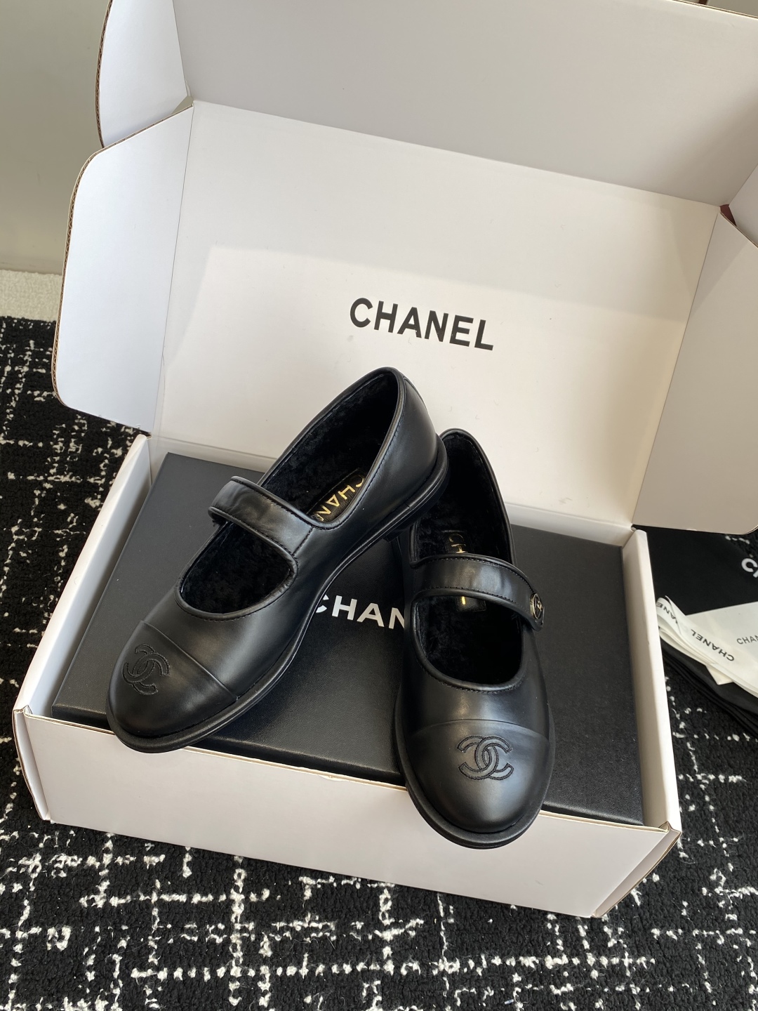 代购级（⚠️官网同步✈️盒包装）
CHANEL 香奈儿 25ss 秋冬新款羊毛 玛丽珍 

第一眼看上就