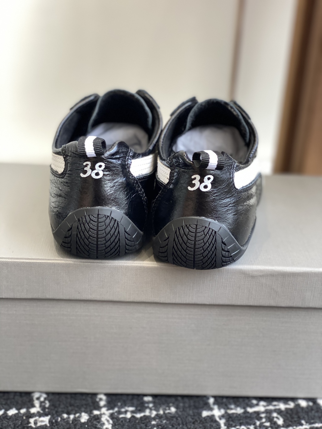 代购级
彪马（Puma）Ultrasoft Speedcats 情侣款运动鞋采用柔软且无固定结构的鞋面，