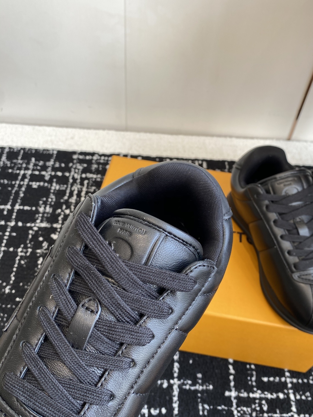 代购级
LV路易威登 菲董 联名 走秀款 胖丁 厚底 休闲 运动鞋 阿甘鞋
此次系列包括从简约风格的运