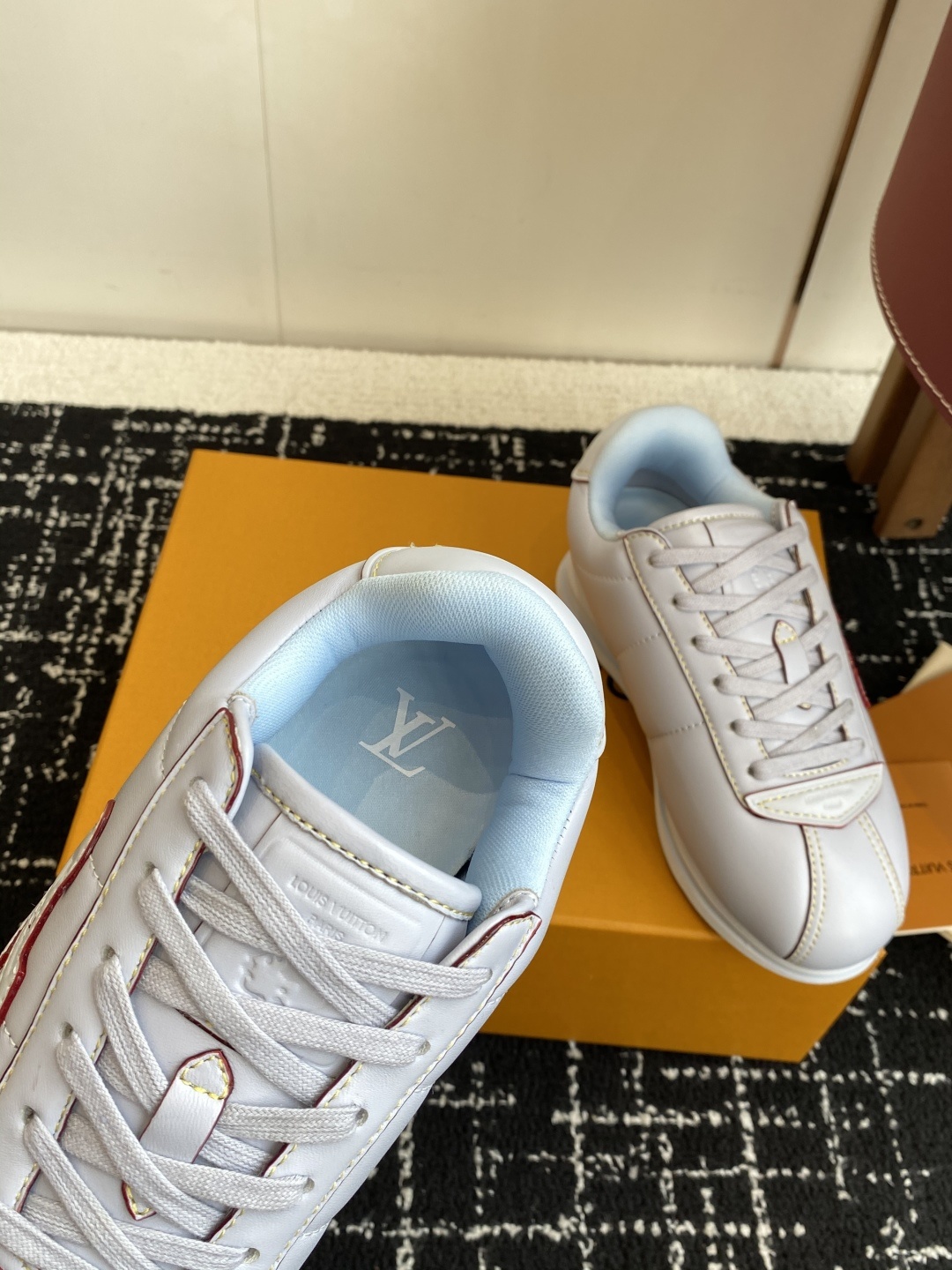 代购级
LV路易威登 菲董 联名 走秀款 胖丁 厚底 休闲 运动鞋 阿甘鞋
此次系列包括从简约风格的运