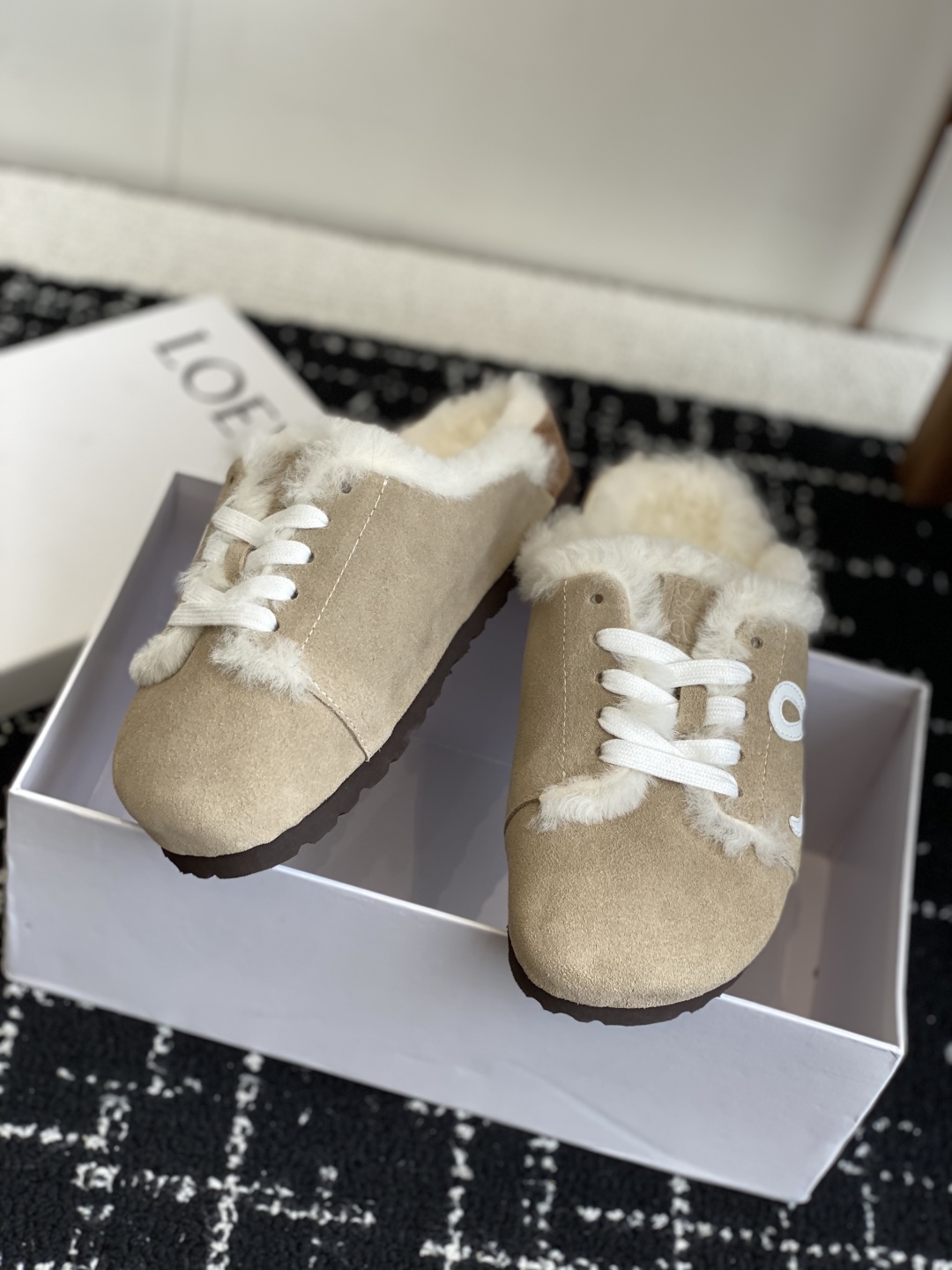 代购级
LOEWE 25ss 秋冬系列 情侣款 羊毛 拖鞋这个品牌刚出我就心动了

代购找很久才买到货，