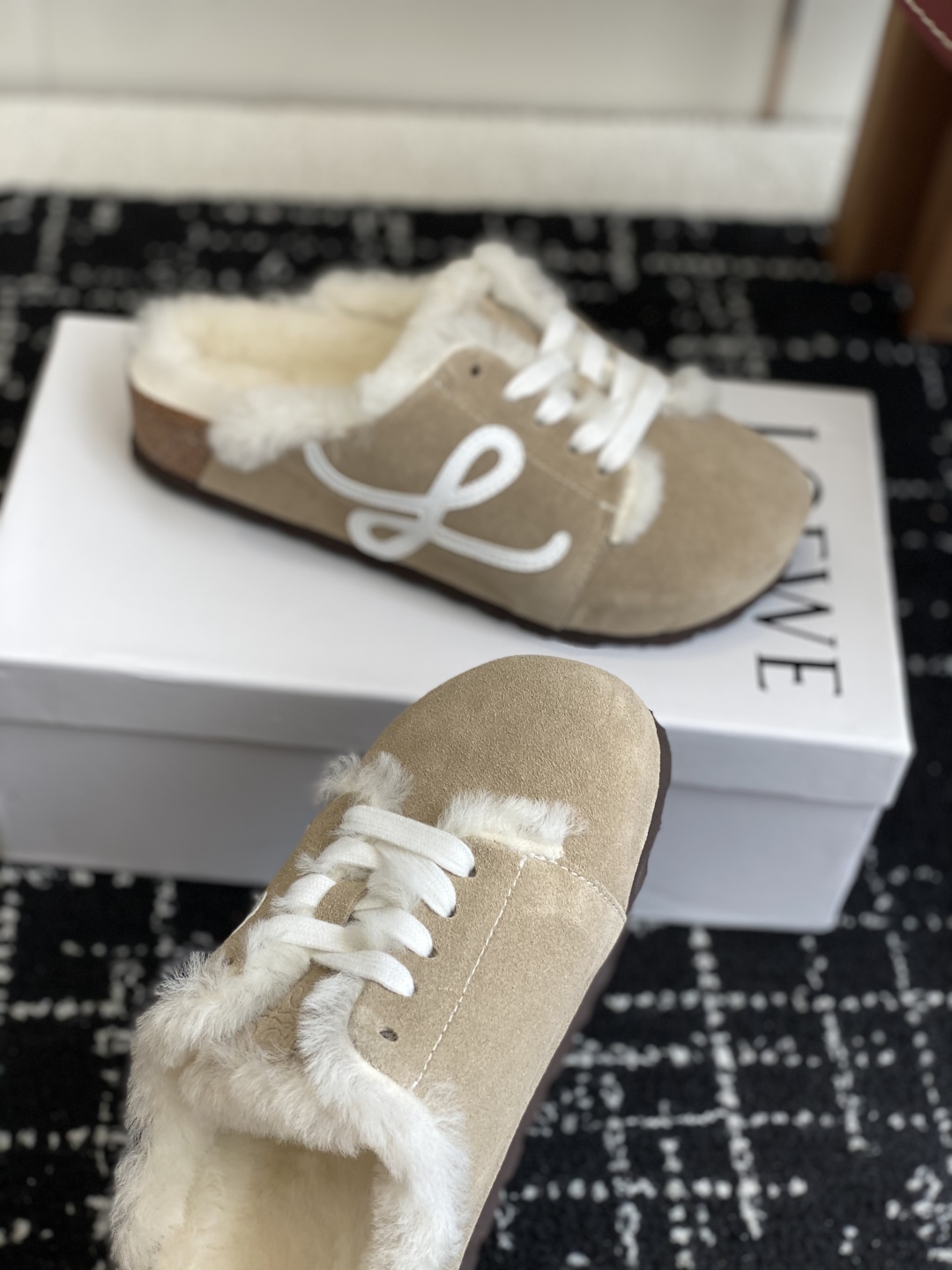 代购级
LOEWE 25ss 秋冬系列 情侣款 羊毛 拖鞋这个品牌刚出我就心动了

代购找很久才买到货，