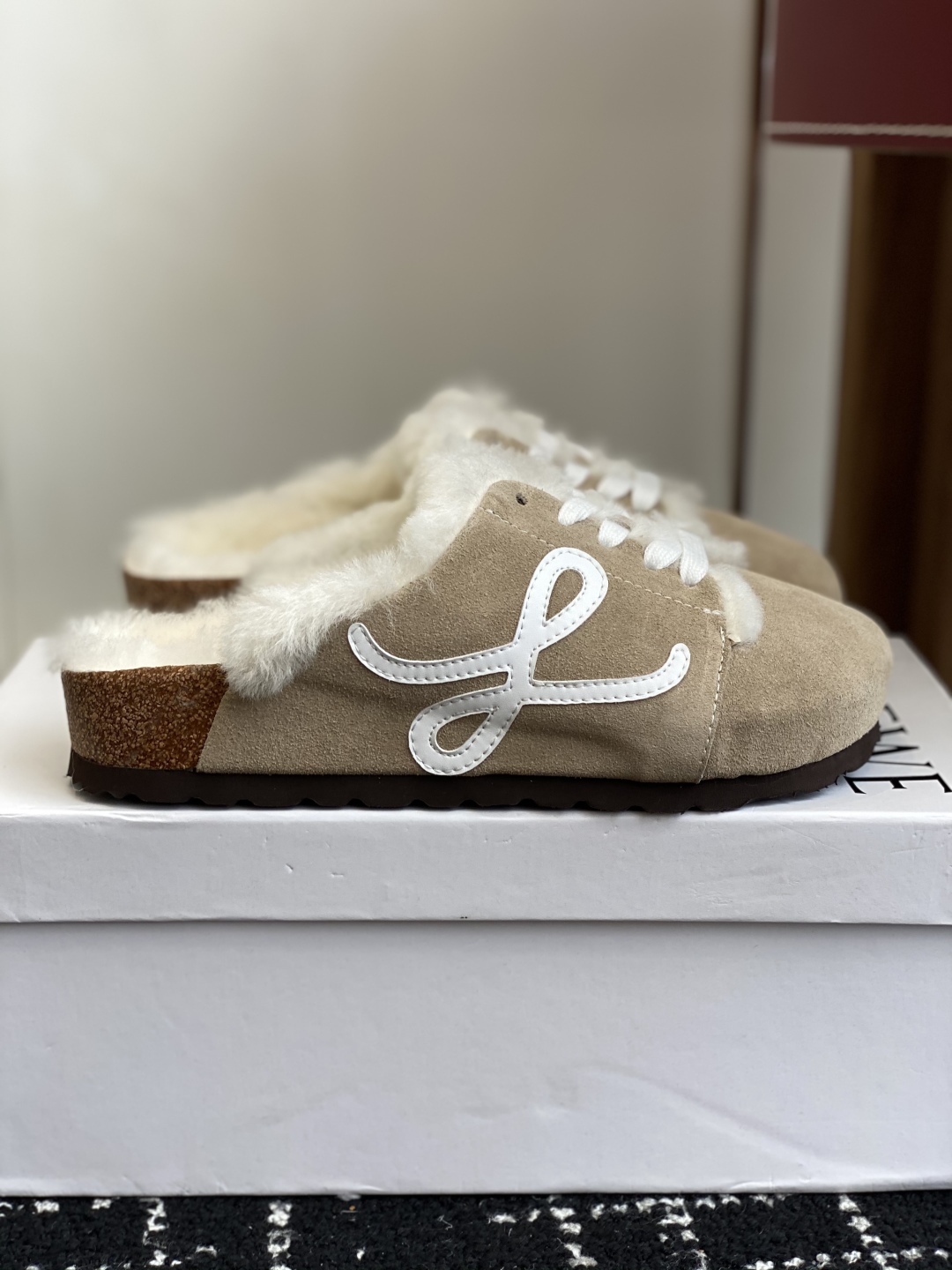 代购级
LOEWE 25ss 秋冬系列 情侣款 羊毛 拖鞋这个品牌刚出我就心动了

代购找很久才买到货，