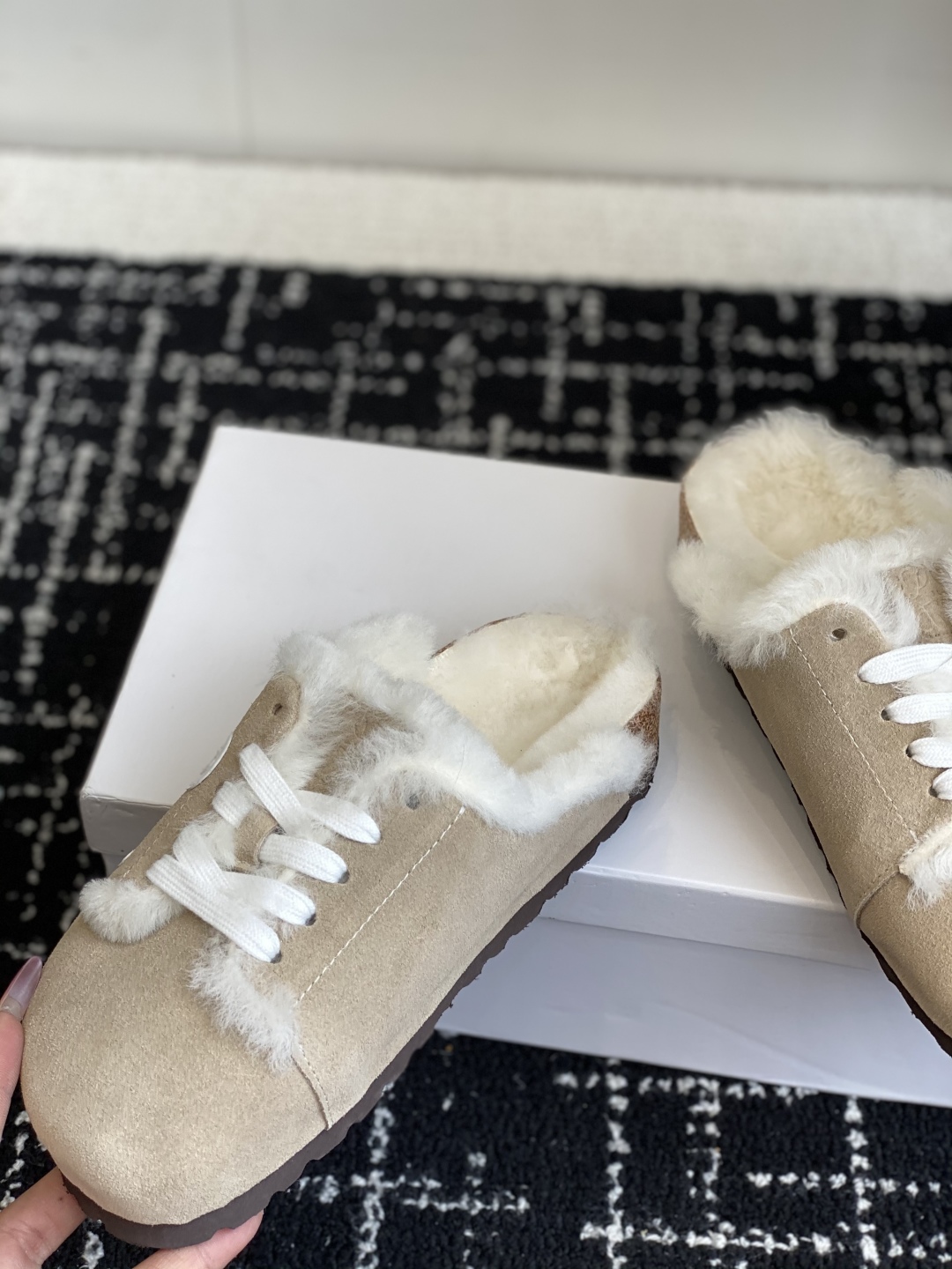 代购级
LOEWE 25ss 秋冬系列 情侣款 羊毛 拖鞋这个品牌刚出我就心动了

代购找很久才买到货，