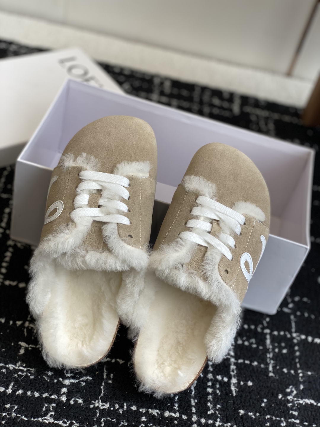 代购级
LOEWE 25ss 秋冬系列 情侣款 羊毛 拖鞋这个品牌刚出我就心动了

代购找很久才买到货，