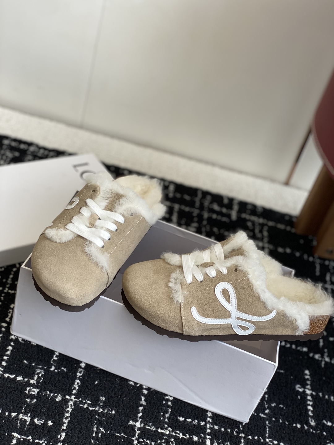 代购级
LOEWE 25ss 秋冬系列 情侣款 羊毛 拖鞋这个品牌刚出我就心动了

代购找很久才买到货，