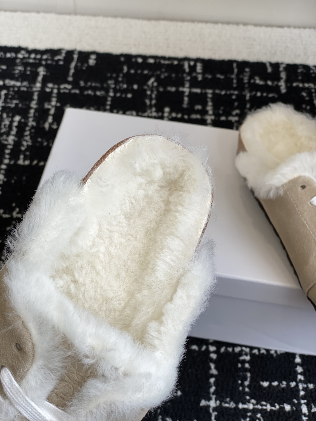 代购级
LOEWE 25ss 秋冬系列 情侣款 羊毛 拖鞋这个品牌刚出我就心动了

代购找很久才买到货，