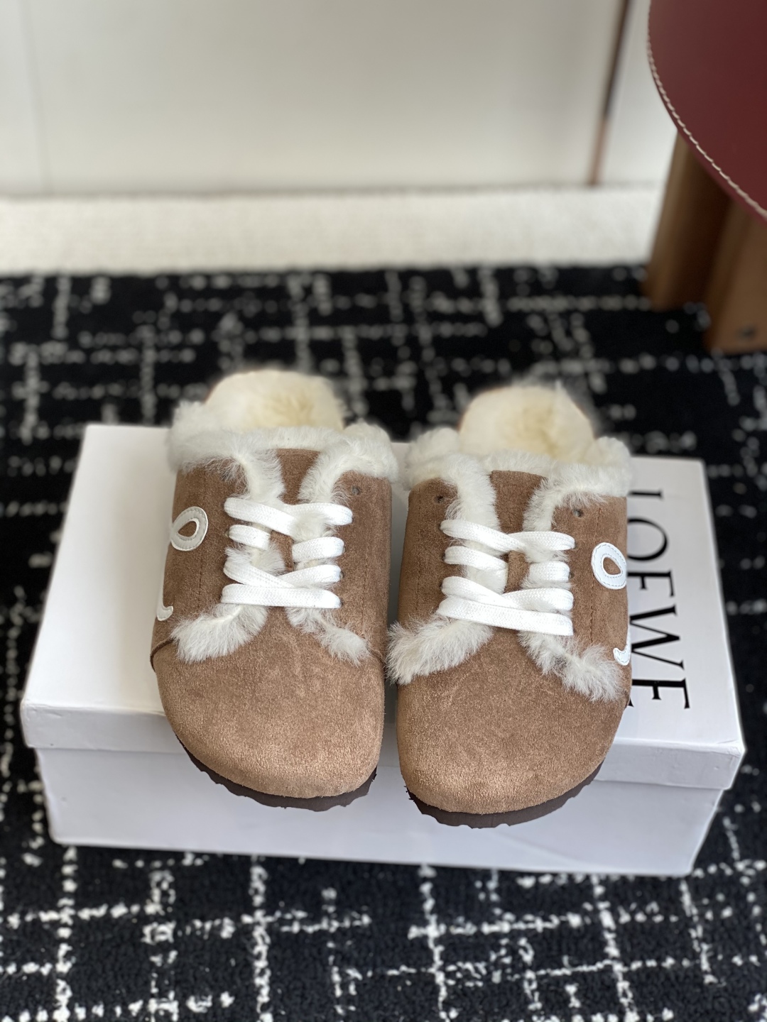 代购级
LOEWE 25ss 秋冬系列 情侣款 羊毛 拖鞋这个品牌刚出我就心动了

代购找很久才买到货，
