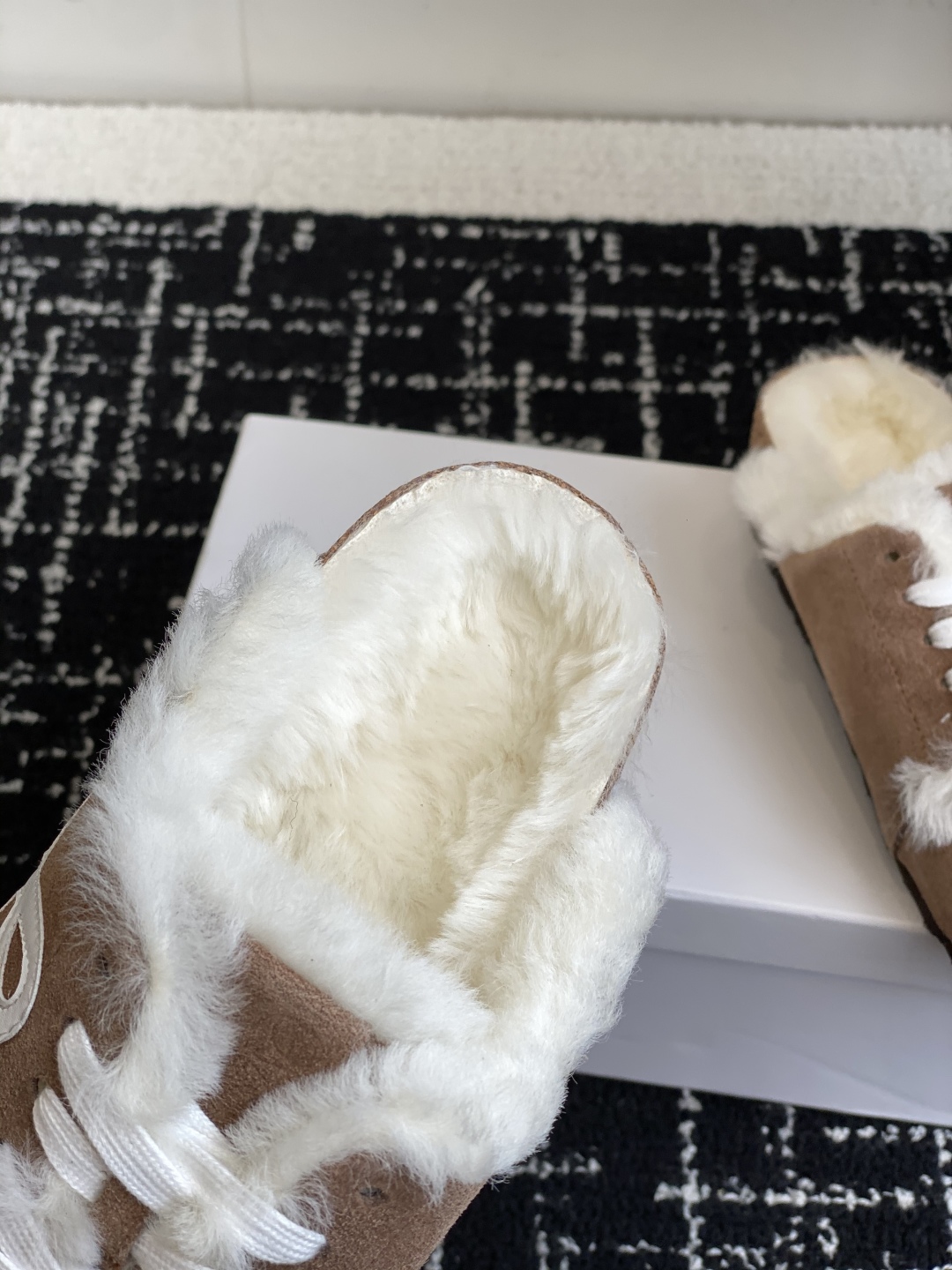 代购级
LOEWE 25ss 秋冬系列 情侣款 羊毛 拖鞋这个品牌刚出我就心动了

代购找很久才买到货，