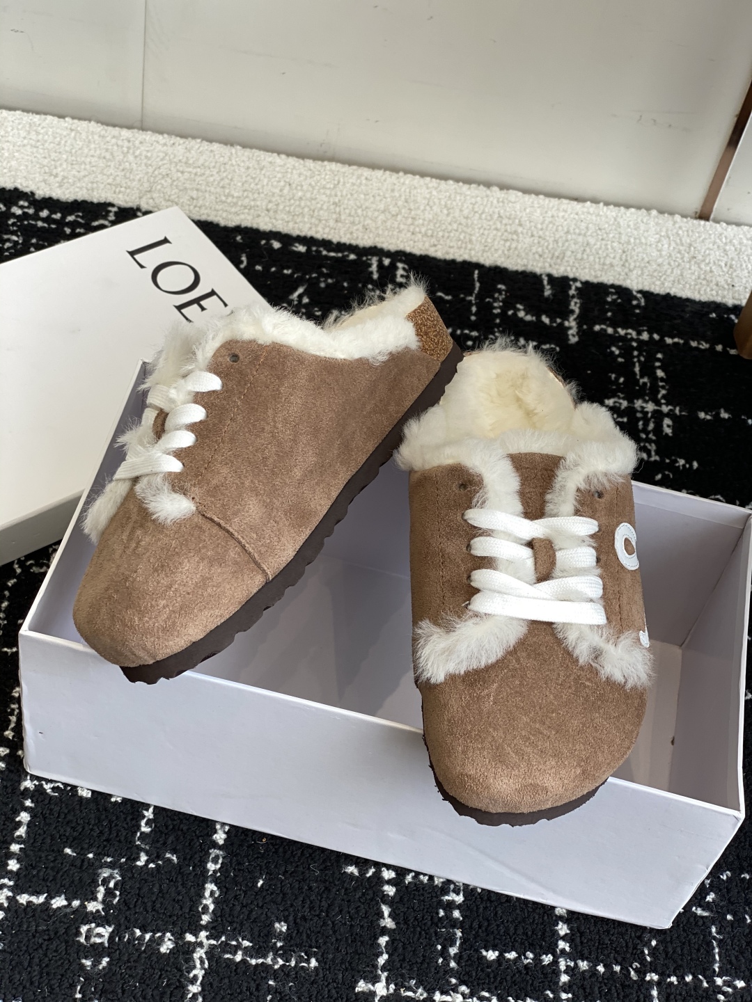 代购级
LOEWE 25ss 秋冬系列 情侣款 羊毛 拖鞋这个品牌刚出我就心动了

代购找很久才买到货，