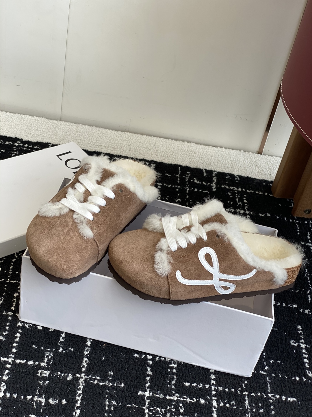 代购级
LOEWE 25ss 秋冬系列 情侣款 羊毛 拖鞋这个品牌刚出我就心动了

代购找很久才买到货，