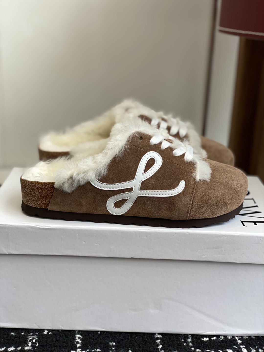 代购级
LOEWE 25ss 秋冬系列 情侣款 羊毛 拖鞋这个品牌刚出我就心动了

代购找很久才买到货，