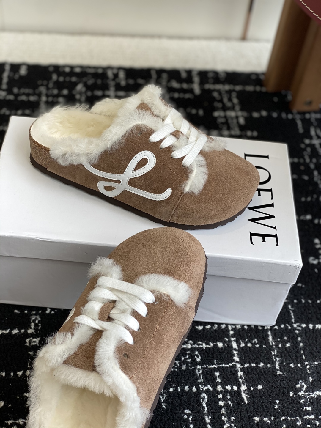 代购级
LOEWE 25ss 秋冬系列 情侣款 羊毛 拖鞋这个品牌刚出我就心动了

代购找很久才买到货，