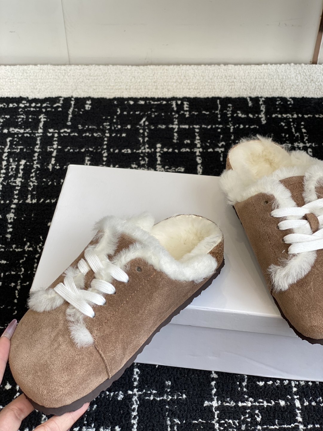 代购级
LOEWE 25ss 秋冬系列 情侣款 羊毛 拖鞋这个品牌刚出我就心动了

代购找很久才买到货，